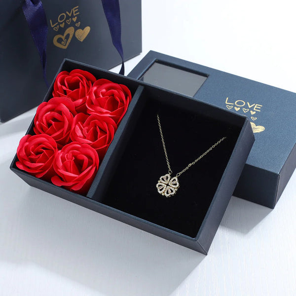 [PROMO DIA DAS MÃES!] Kit Amor Eterno - Colar 2 em 1 (Use Aberto ou Fechado) Trevo de Coração + Brinde Especial Caixa com 6 Rosas Lindas! - [ENTREGA RÁPIDA!] - Últimas Unidades!